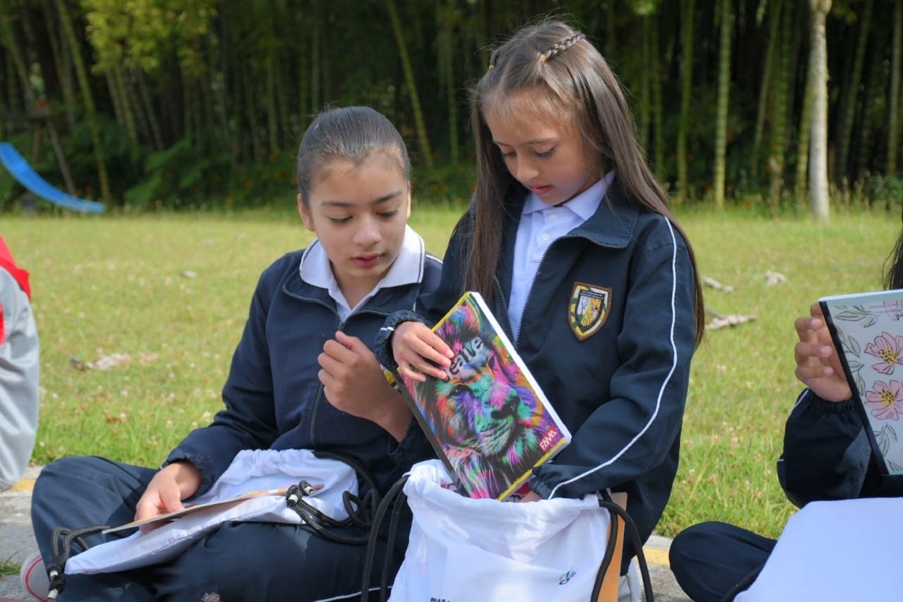Entrega de kits escolares en El Retiro