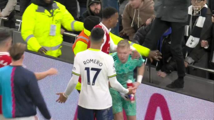 Aficionado pateó a Ramsdale al terminó del derbi londinense