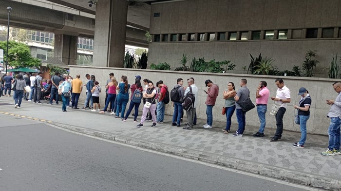Filas para adquirir una moneda de $10.000 en Medellín