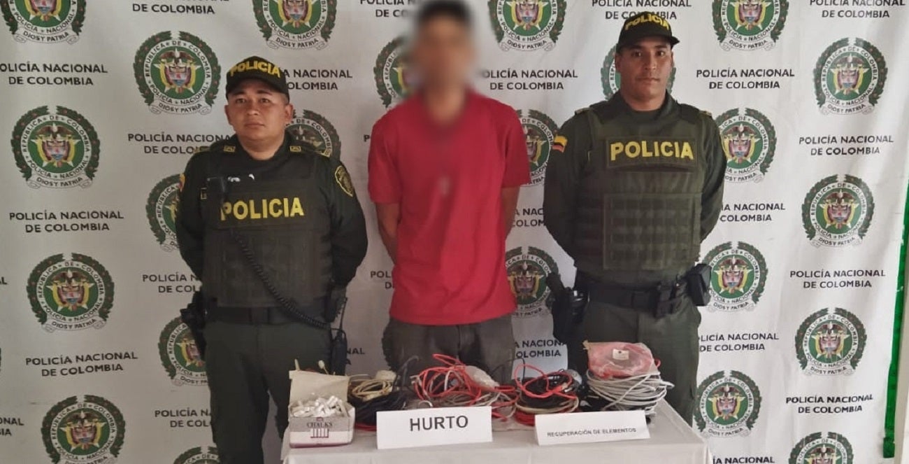 Este hombre fue sorprendido con balones de fútbol, voleibol, baloncesto y 30 mouse para computadora.