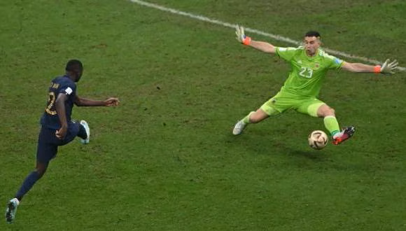 "Me seguirá por el resto de mi vida": El lamento de Kolo Muani por la atajada del 'Dibu'