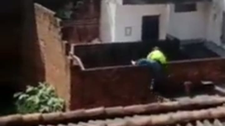 [Video] De película: Persecución por los techos del barrio Manrique de Medellín