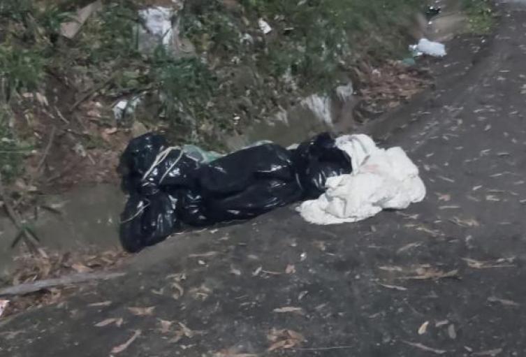 Arrojan desde un taxi cadáver metido ensabanas en Medellín
