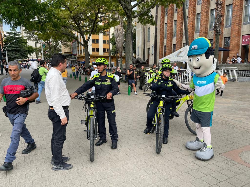 En el lugar permanecen 32 policías, uniformados y de civil.