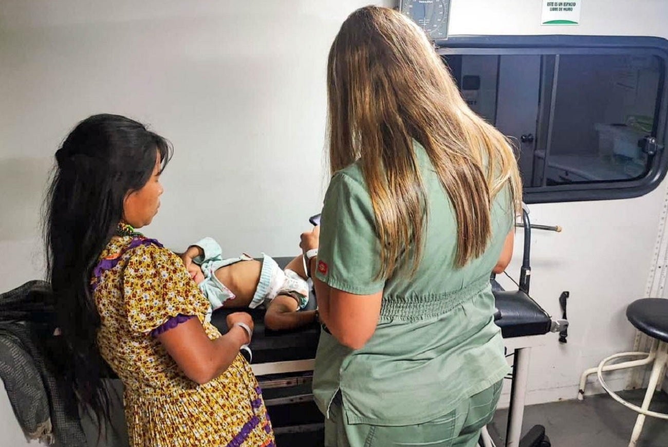 Atención de comunidad indígena en Medellín