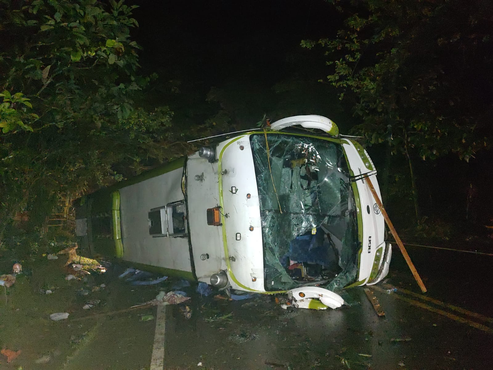 Bus que transportaba de migrantes se volcó en la vía Medellín - Urabá