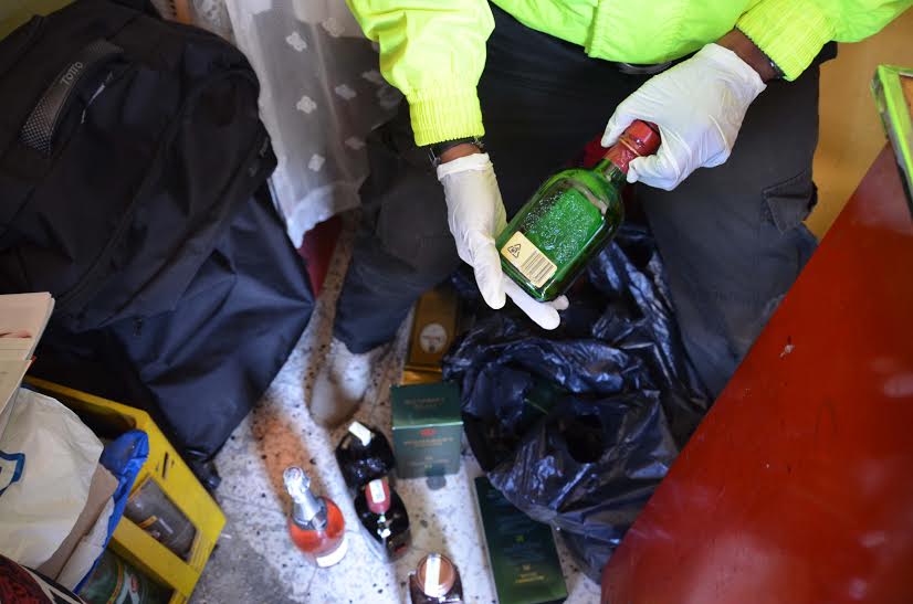 La capturada camuflaba licores adulterados, con licores originales.