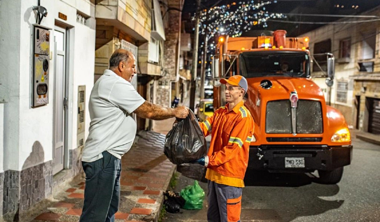 Recolección de residuos nocturno en Medellín