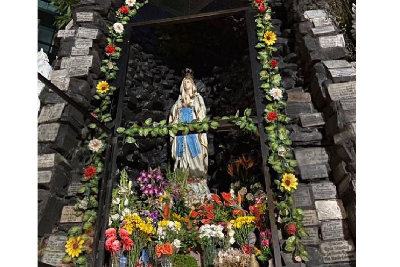 Monumento de la Virgen de la Aguacatala en Medellín