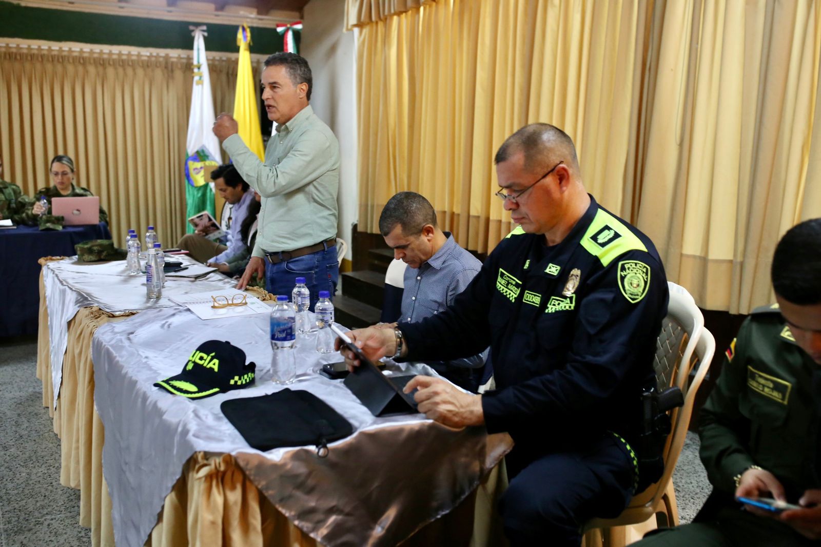 Gobernador de Antioquia en un consejo de seguridad en Yarumal, Antioquia.