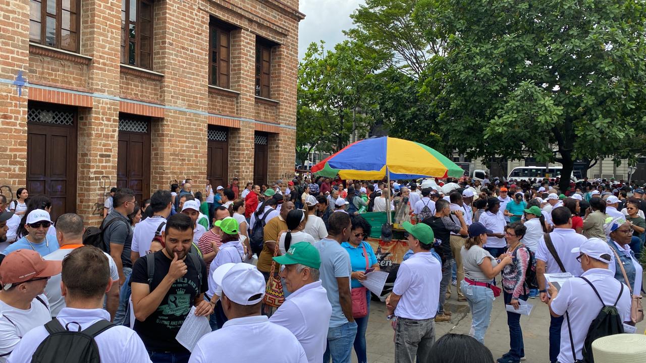 Sindicatos y educadores se concentran en el centro de Medellín a favor de la reforma a la salud