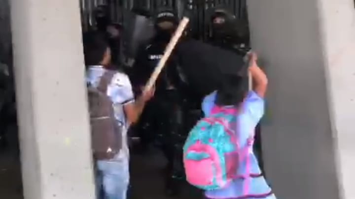 [Video] Un grupo de indígenas se tomó edificio de la alcaldía de Medellín y Gobernación de Antioquia