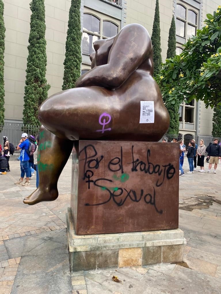 Varias personas utilizando capuchas vandalizaron las esculturas del maestro Fernando Botero