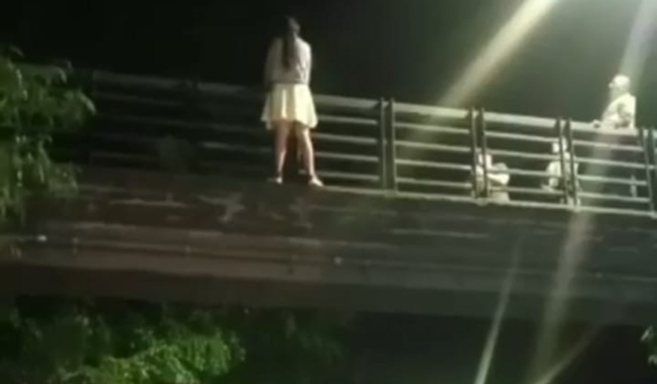 Policía rescata a mujer en el puente regional en Medellín