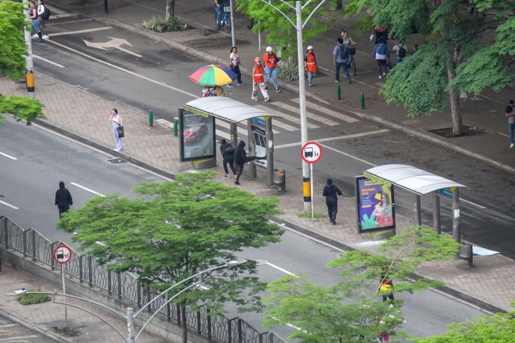Varias personas utilizando capuchas vandalizaron las esculturas del maestro Fernando Botero