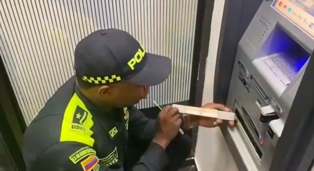 Lo agarraron alterando un cajero automático en La América, Medellín