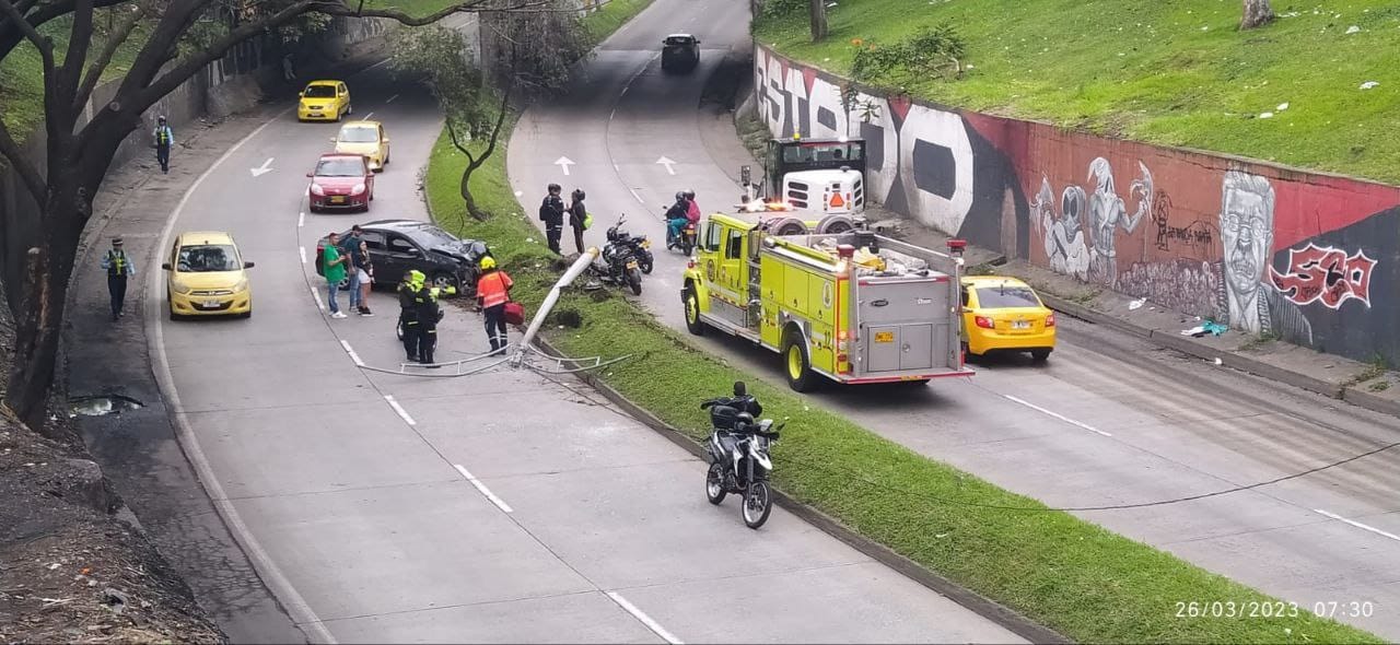 En aparatoso accidente carro chocó con poste de luz derribándolo completamente