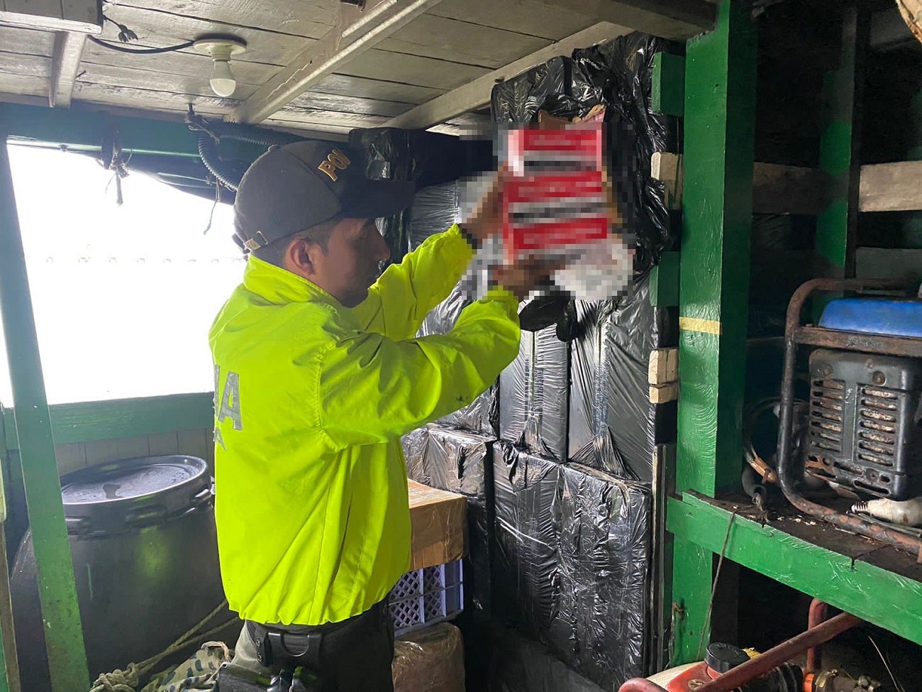 Capturaron a ocho personas por transportar en una embarcación más de 28 millones de cigarrillos de contrabando en Urabá