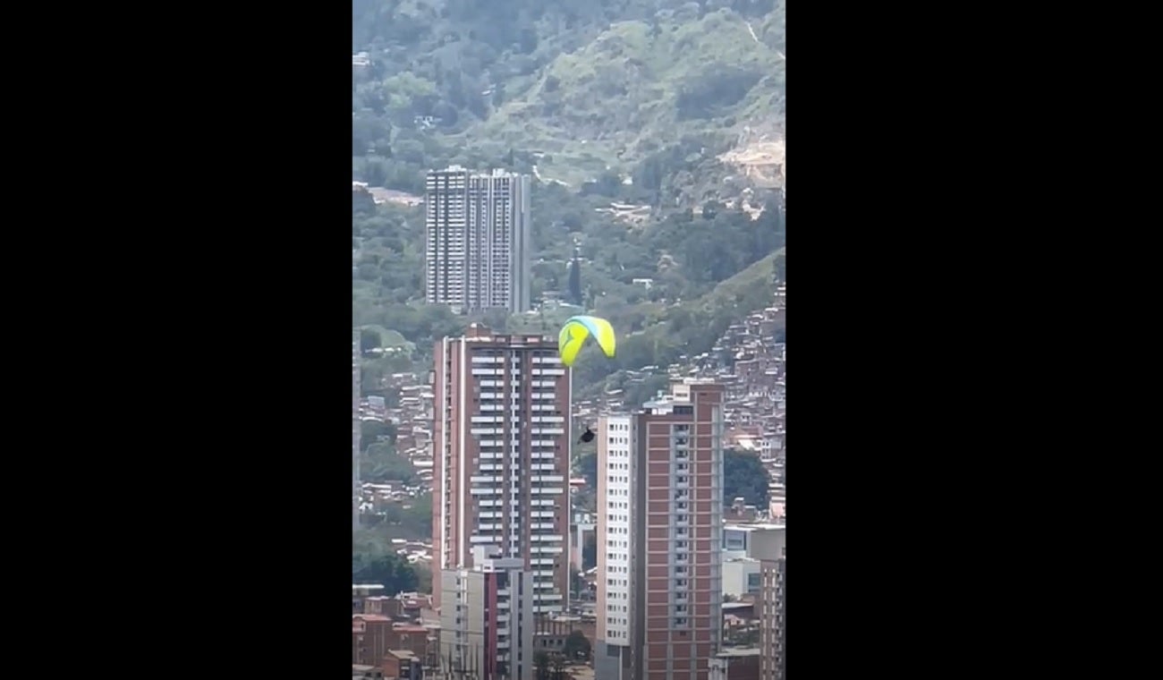 Parapentista aterrizó al lado de la cárcel Bellavista