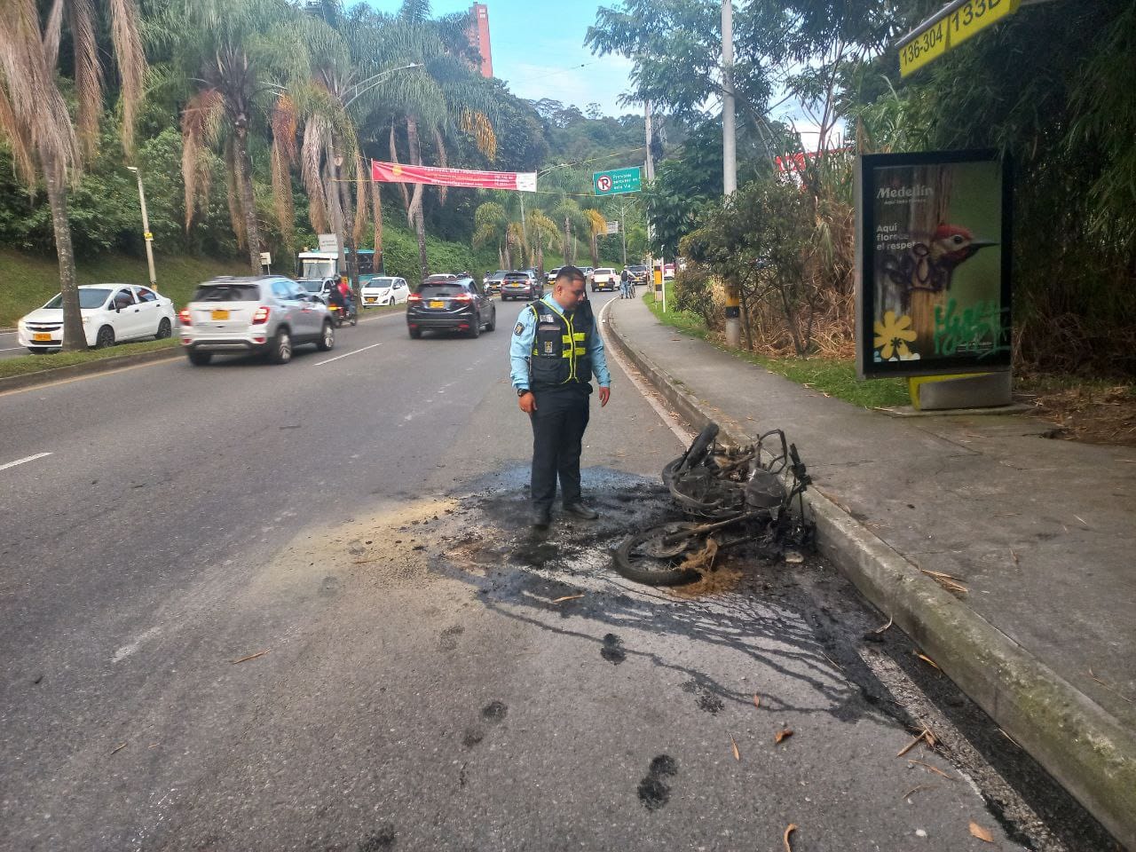 A presuntos ladrones les quemaron la moto en la vía Las Palmas