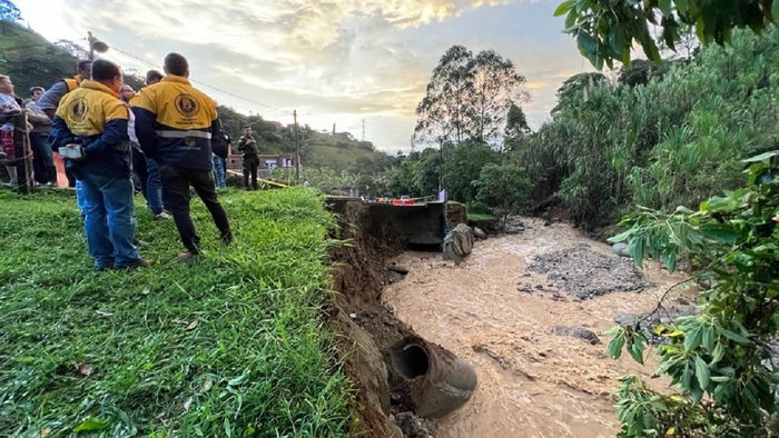Caída de muro sobre la quebrada La Ayurá