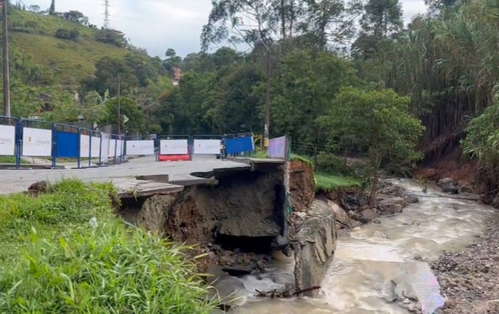 Caída de muro sobre la quebrada La Ayurá