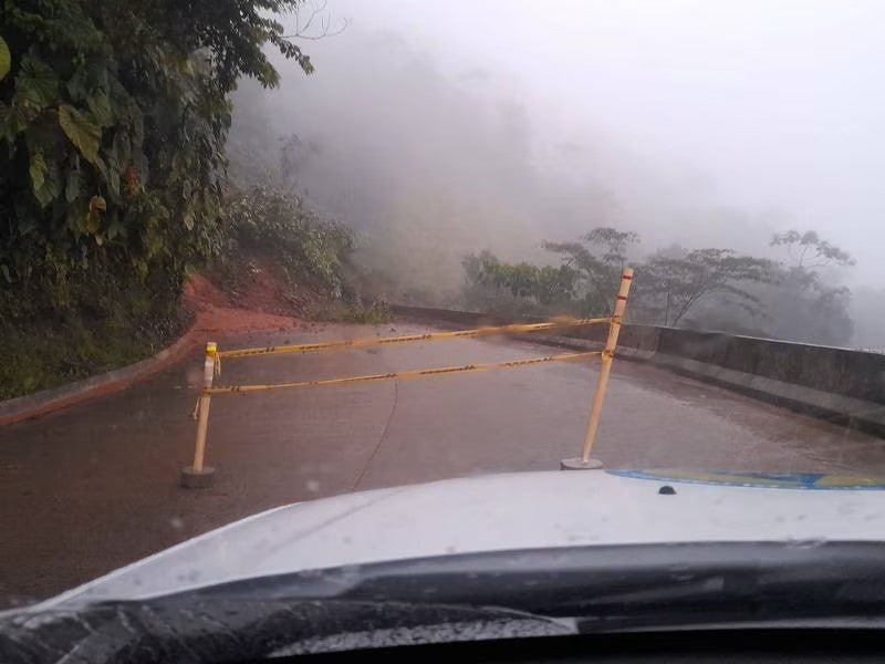 Alud de tierra atrapó varios vehículos que transitaban por la vía Medellín - Quibdó