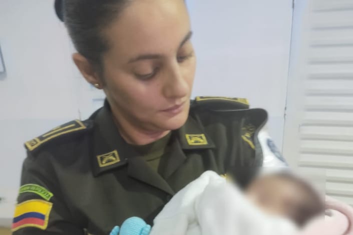 En medio del frío y la noche un “ángel” rescató a bebé abandonado en Medellín