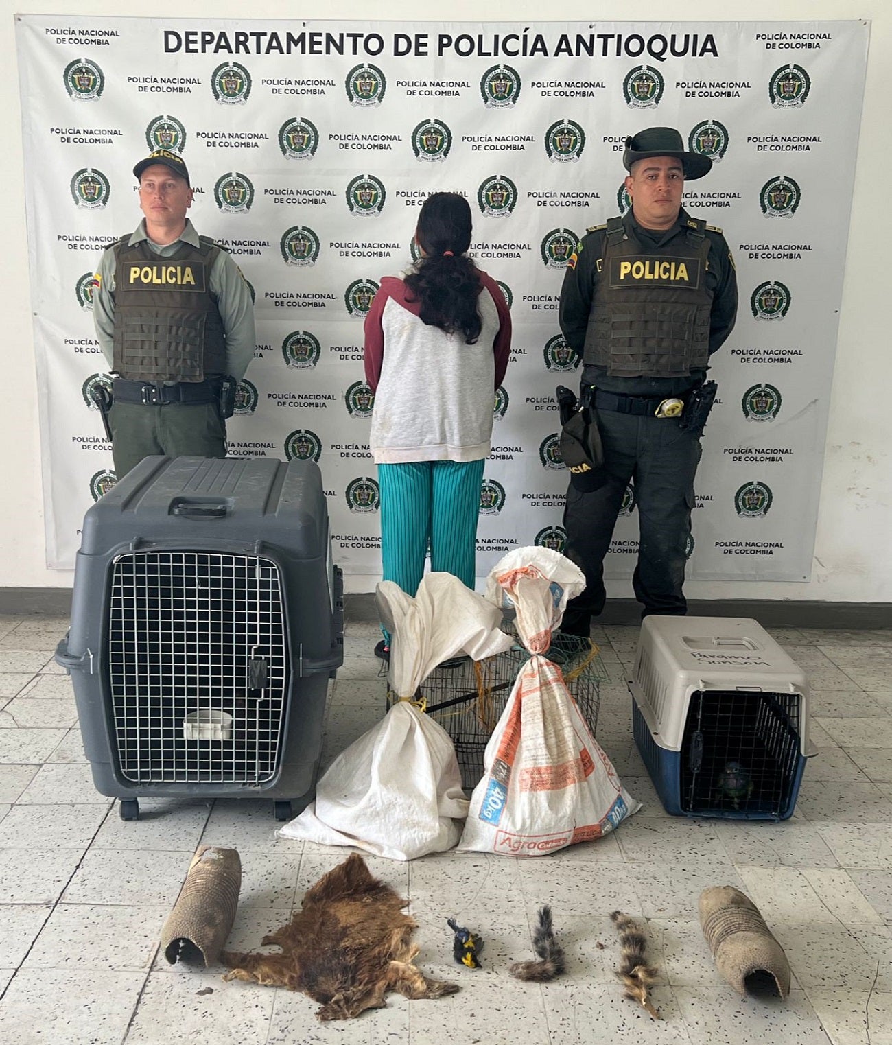 Captura de mujer con fauna silvestre