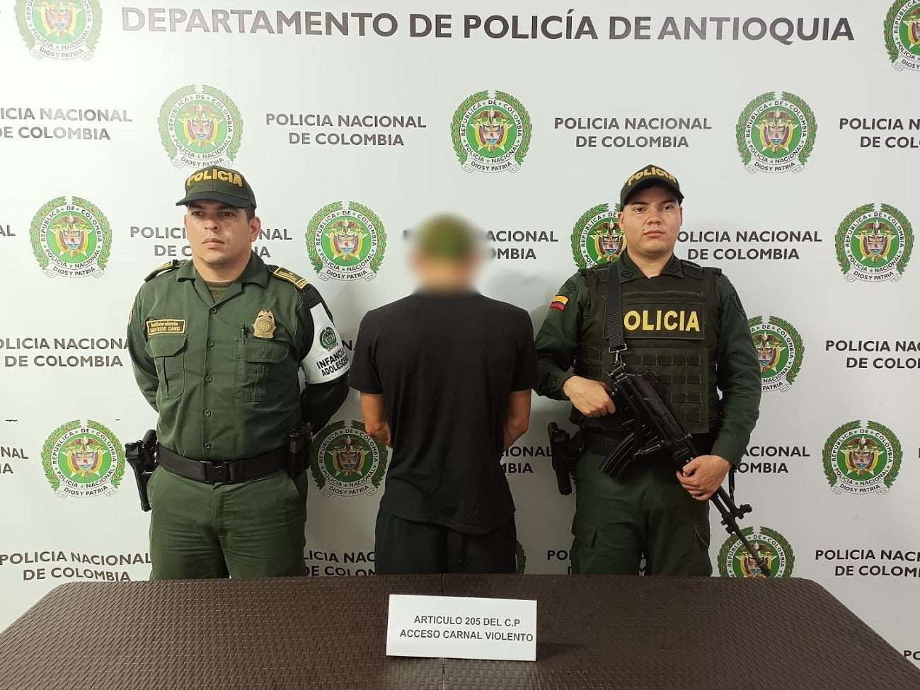 Capturado por presuntamente abusar de su hermana menor de edad