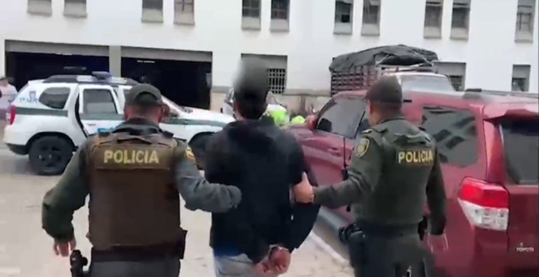 Las autoridades aprehenden en Bello a un menor de edad con dos armas de fuego y droga sintética