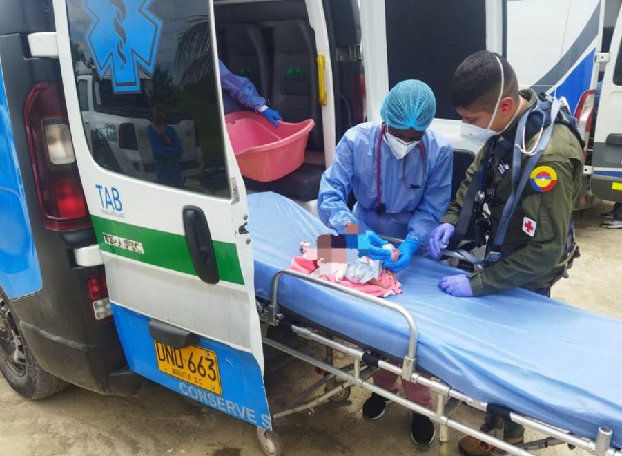 Doce Bebés indígenas en delicado estado de salud son evacuados por su Fuerza Aérea desde Chocó hacia Antioquia