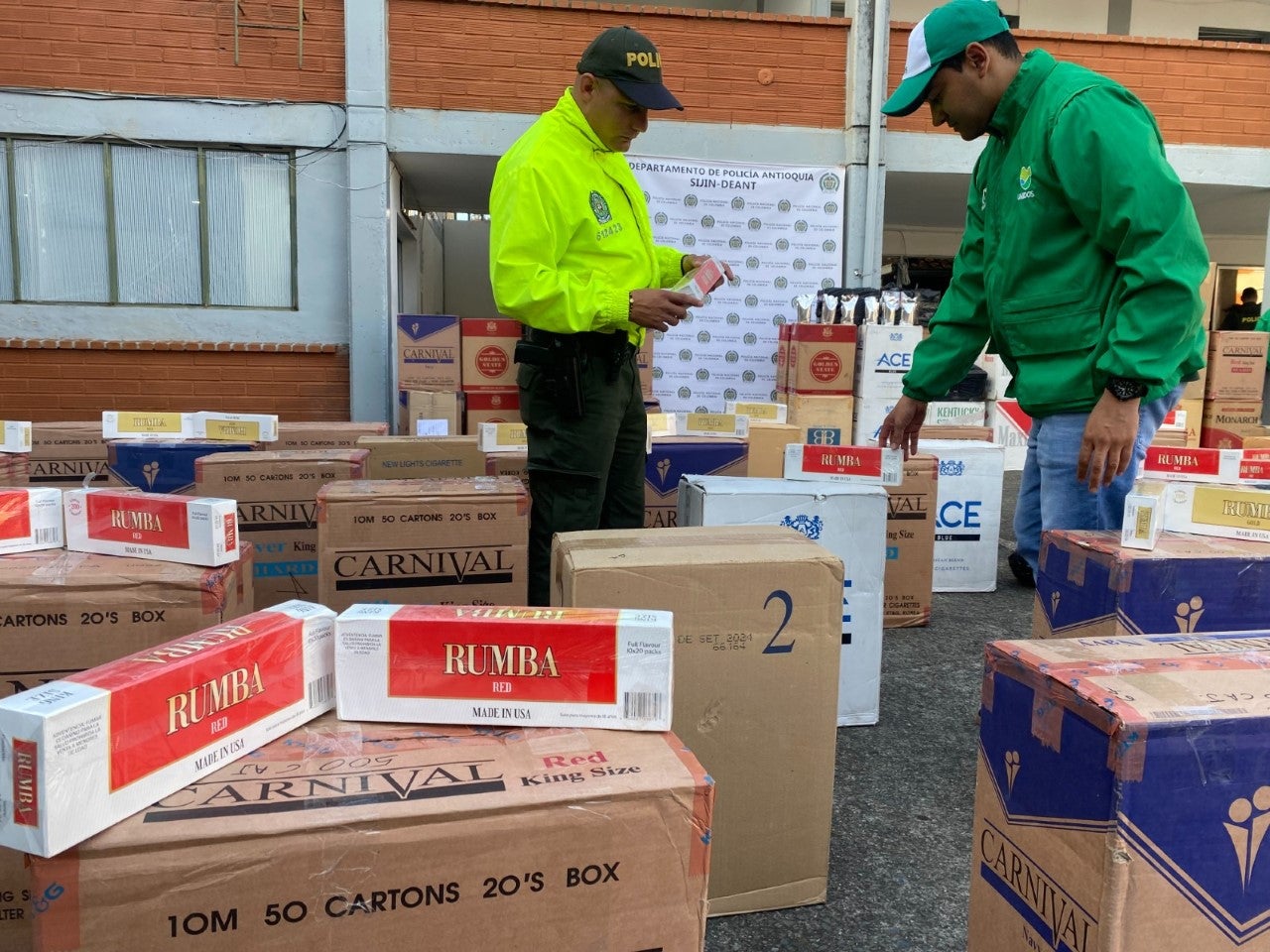 Tres hombres fueron capturados con un "arsenal" de cajetillas de cigarrillos de contrabando en Antioquia