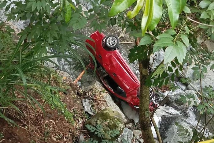 [Foto] vehículo cayó a una quebrada en Medellín: sus tripulantes escaparon
