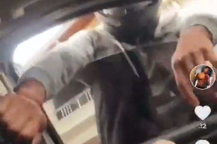 [Video] Dos fleteros quitaron el celular a la víctima y dicen: "regalo para la cucha" en Medellín