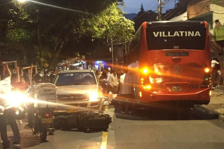 En la colisión resultaron involucradas una moto, un carro particular y un bus