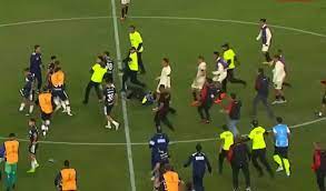 La batalla campal entre los jugadores de Universitario y Gimnasia en la Sudamericana