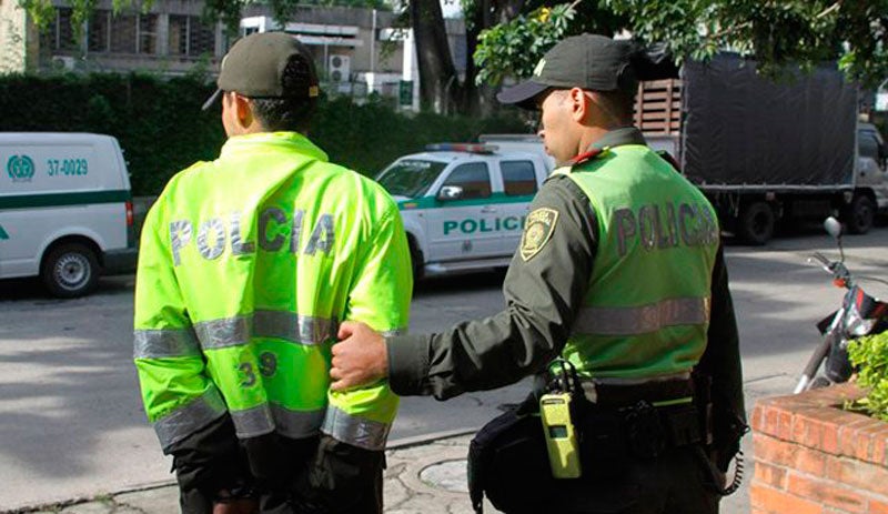 Policías recibieron $1 millón para favorecer a un delincuente estafador y los enviaron a la cárcel