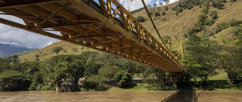 Continúa la búsqueda de hombre que se tiró de un puente en Barbosa