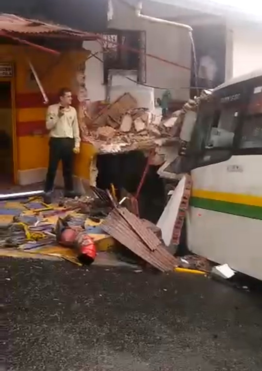 Alimentador del Metroplús colisionó contra una casa en Manrique