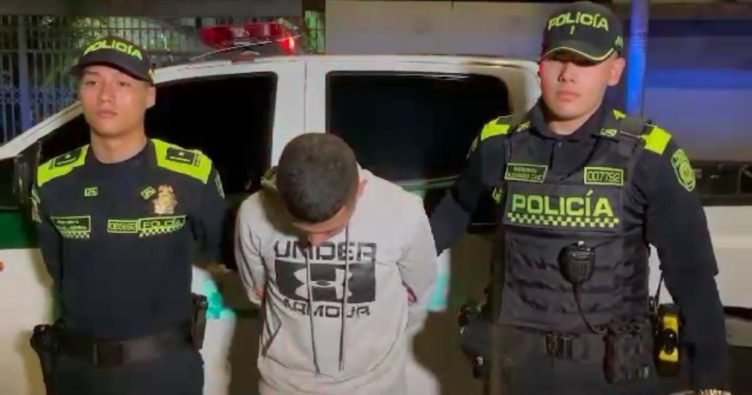 ¡Qué joyita! llevaba armamento en un taxi, lo agarraron en pleno centro de Medellín