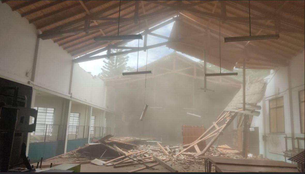 Colapsó el techo de la biblioteca pública de Barbosa, hace 20 años no se hacía mantenimiento a la infraestructura