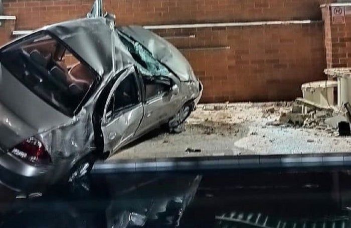 Un carro cayó desde el parqueadero hasta la piscina una urbanización en Medellín