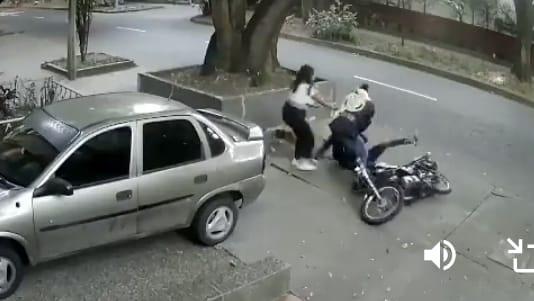 [Video] Fletero recibió paloterapia a manos de si víctima en Medellín