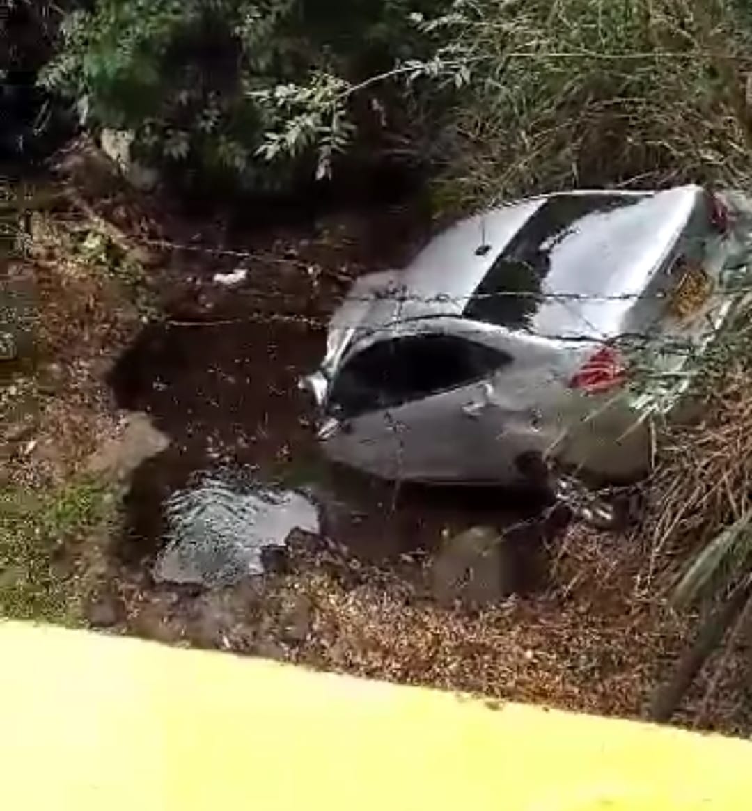 Carro cayó a un caño tras choque con una tractomula en vía de la Pintada