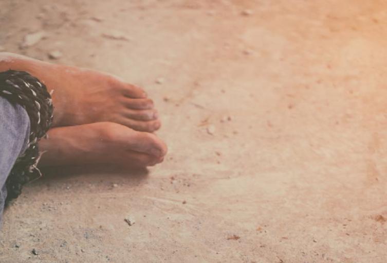 Cuerpo atado de pies y manos