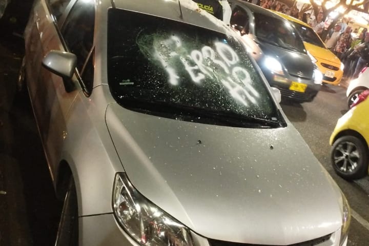 [Video] Vandalizaron un vehículo en Medellín: ¿habría sido por una infidelidad?