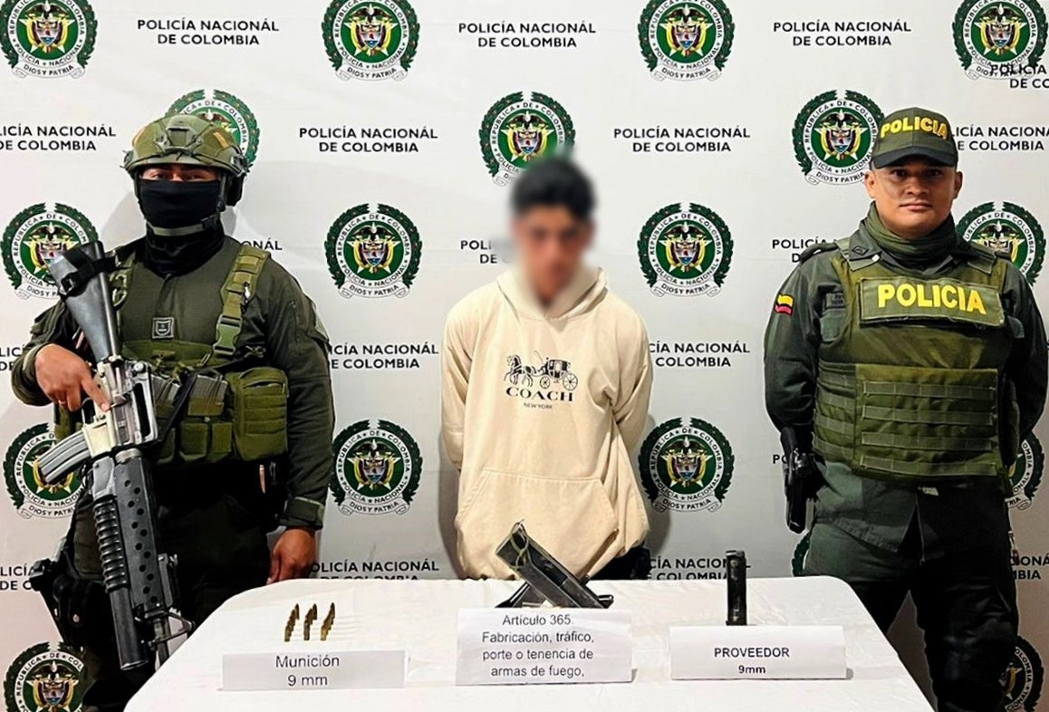 Ex militar con cara de niño lo cogieron con tremendo juguetico en Urrao, Antioquia