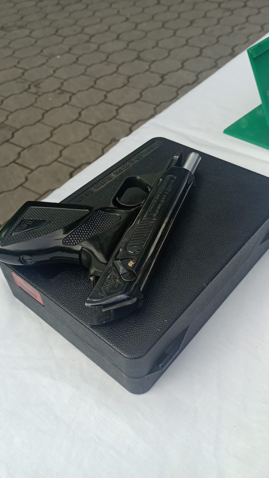 La policía decomisó armas de largo alcance y hasta un chaleco antibalas en el barrio Manrique