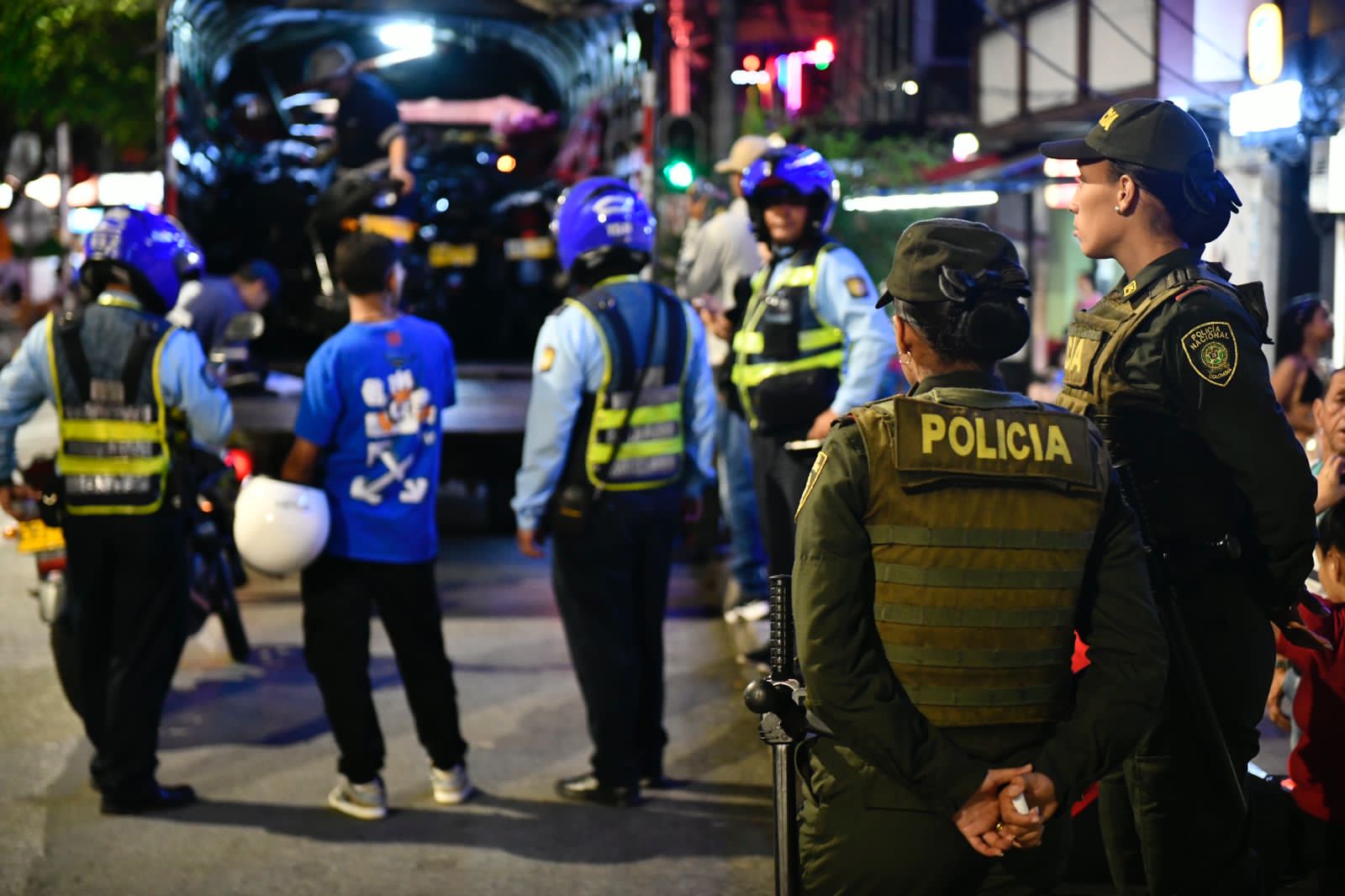 [FOTOS] En Manrique sellaron cuatro bares e inmovilizaron 56 motocicletas